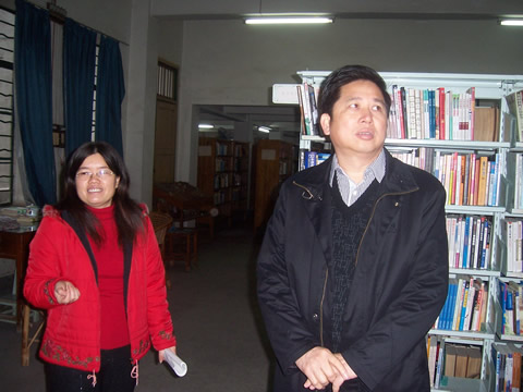 市委宣传部部长陈延国到玉林市图书馆检查工作