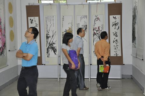 读者观看画展